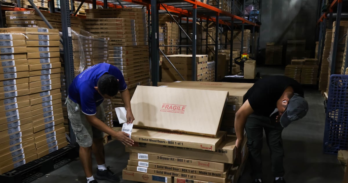 Trump ‘avienta’ aranceles por la ventana: Pospone tarifas a muebles y gabinetes de cocina por un año