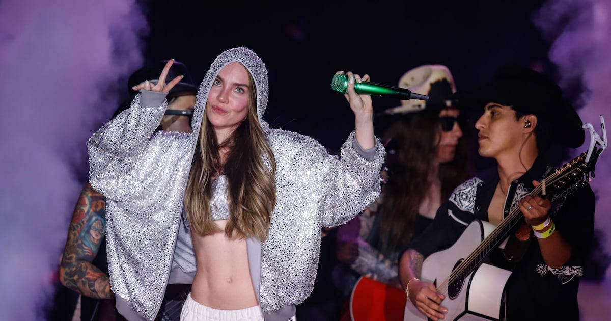 Belinda le pone sabor a la pasión futbolera: Presenta canción del Mundial 2026